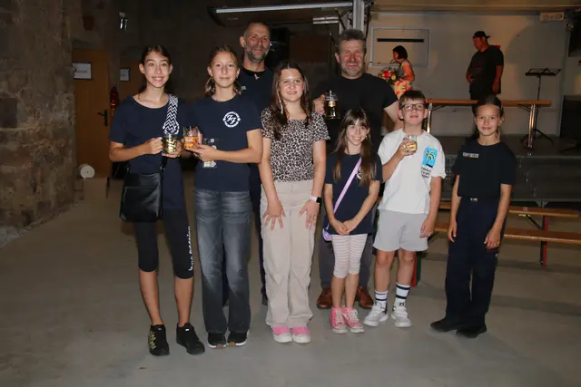 die vielen Helfer gönnten sich eine kleine Pause
v. l. Laura, Pia, Nikolaus, Emilia, Lisa, Marinko und Lars  