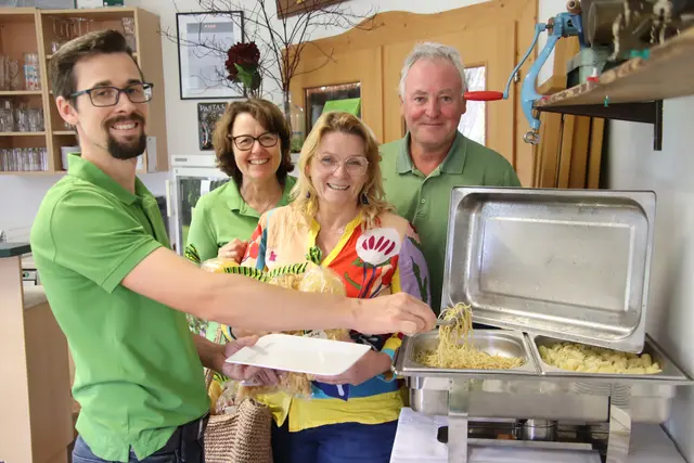 In der Nudelerzeugung Bischof in Ollersdorf gab es für die Besucherinnen und Besucher Verkostungen und Betriebsführungen. | Foto: Martin Wurglits
