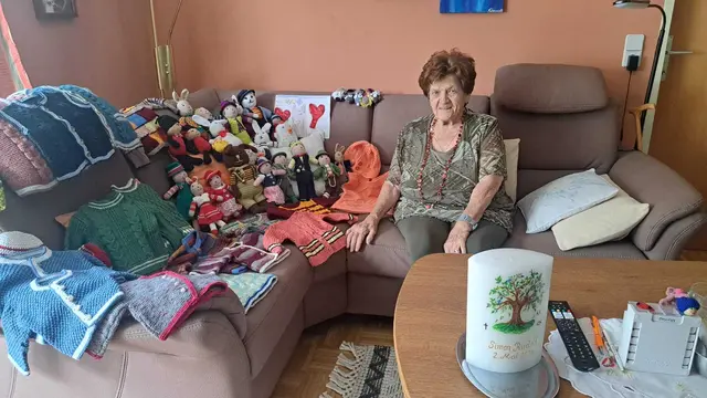 Herta Pölzl liebt es zu Handarbeiten und hat schon unzählige Kunstwerke angefertigt. | Foto: Aigner