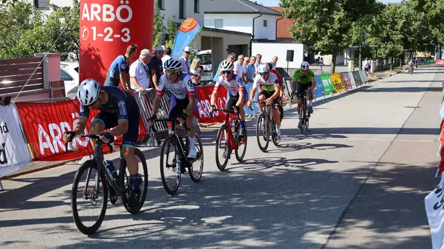 Der 1.100 Meter lange Rundkurs verlangte den Teilnehmenden bei hochsommerlichen Temperaturen viel Können und Konzentration ab. | Foto: Landes-Radsport-Verband Burgenland
