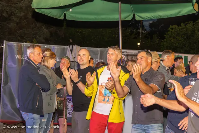 Begeisterung für die Blasmusik durch die Führungsspitze FSV Felm - Karl Hauswirth (gelbe Jacke). | Foto: www.cine-motion.at / Ivanek