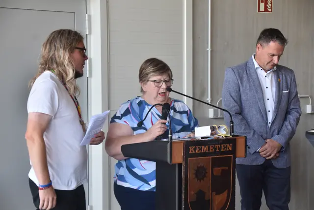 Pfarrer Markus Platzer und Kuratorin Maria Lakfiff mit Bürgermeister Wolfgang Koller | Foto: Michael Strini