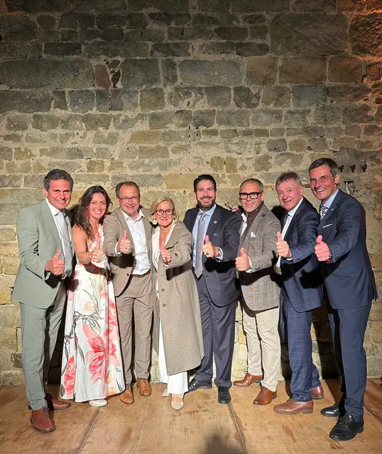 Zur Premiere kamen auch die Bürgermeister der benachbarten Gemeinden: Am Foto Bürgermeister von Pernegg Andreas Nendwich, Vizebürgermeisterin Pernegg Cornelia Weiß, Bürgermeister von Röschitz Christian Krottendorfer, Landeshauptfrau Johanna Mikl-Leitner, Opernsänger Clemens Unterreiner, Bürgermeister von Kl. Meiseldorf Nikolaus Reisel, Bürgermeister von Gars am Kamp Martin Falk sowie Bezirkshauptmann von Horn Stefan Grusch – alle zeigten sich begeistert.