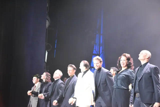 Die "Chess" Darsteller beim Schlussapplaus: Beppo Binder, Ann Manderlla, Andreas Gergen (Regie), Boris Pfeifer, Reinwald Kranner, Mark Seibert, Femke Soetenga, Drew Sarich. | Foto: Preineder