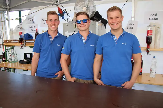 Luki, Hausl und Stef von der Landjugend halfen tatkräftig mit.