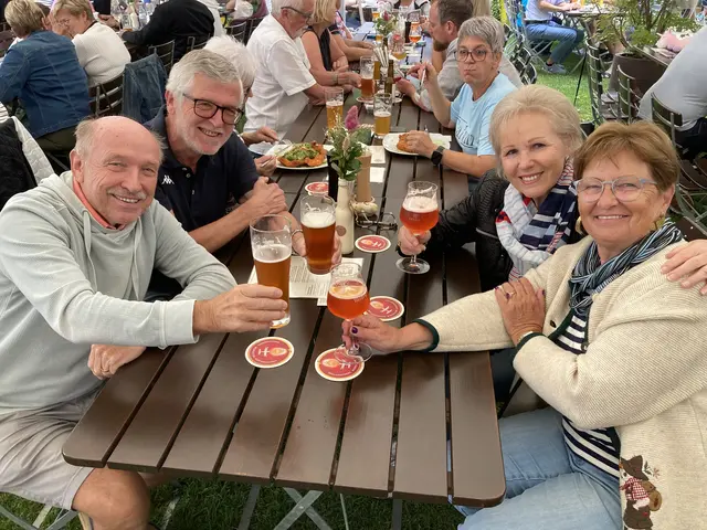 Bei bester Laune und bestem Wetter flossen auch die zahlreichen Bierspezialitäten in Strömen 