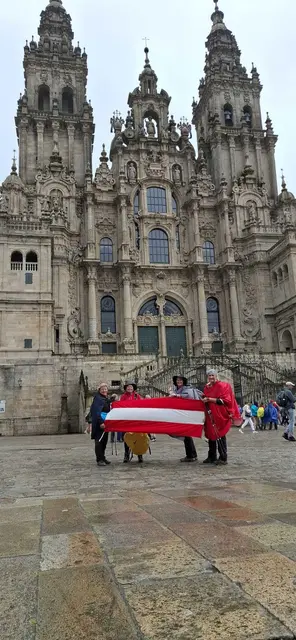 Carmen Filz, Gertraud Kornfeld, Martina Dominkowitsch und Waltraud Hofer vor der Kathedrale von Santiago de Compostela. | Foto: Carmen Filz