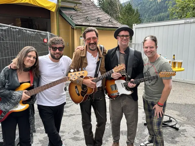 Die steirische Band "Alle Achtung" heizte den tausenden Besuchern am Raffaltplatz ein.