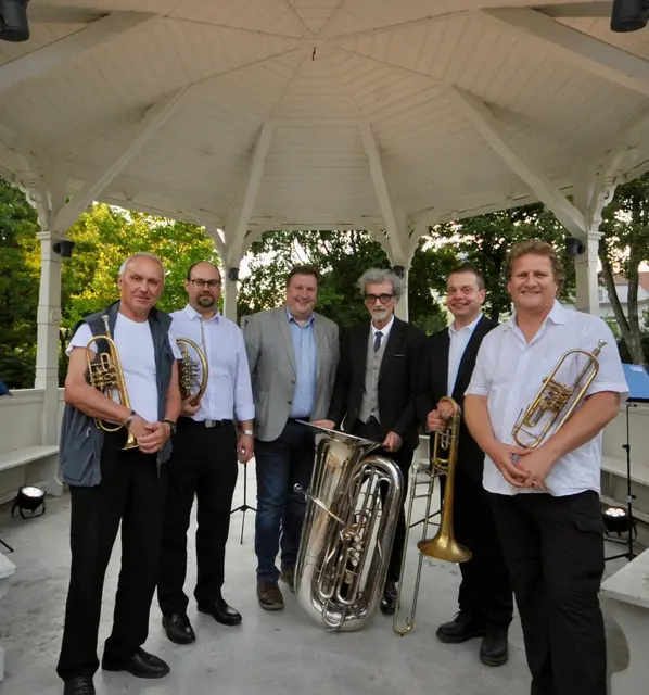 Das Bläser-Quintett der J.M.-Hauer-Musikschule unter der Leitung von Raoul Herget (Mitte rechts) und ÖVP-Gemeinderat Christian Filipp. | Foto: Sascha Trimmel