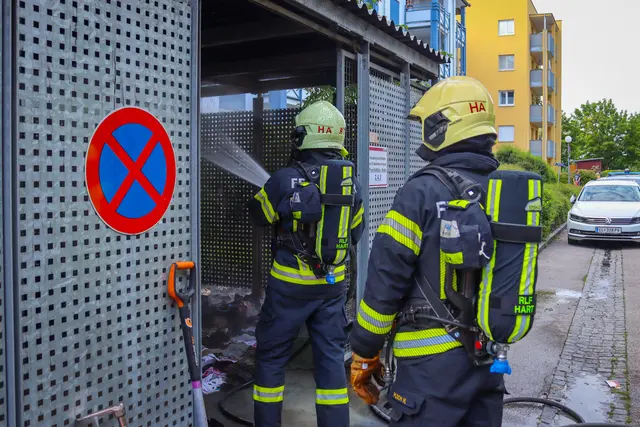Abfalltonnen standen bereits in Flammen als die Einsatzkräfte der FF Hart eintrafen. Sie konnten den Brand am 12. Juli 2025 rasch unter Kontrolle bringen. | Foto: TEAM FOTOKERSCHI / FINN JURANEK