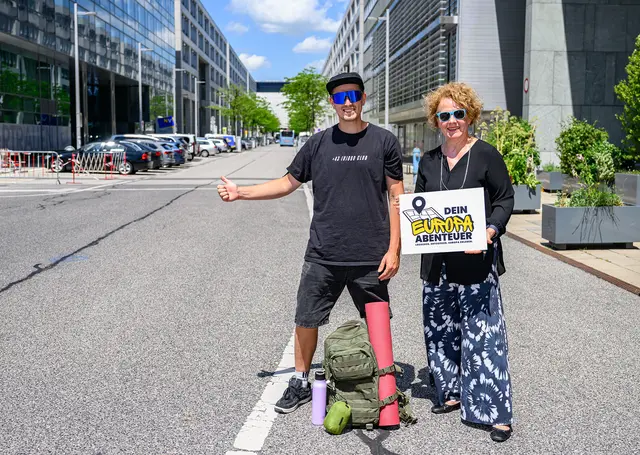 Lukas Schneider von der Jugend:info NÖ und Jugend-Landesrätin Christiane Teschl-Hofmeister sind bereit für (d)ein Europa:Abenteuer. | Foto: NLK Burchhart