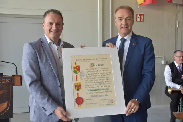 Bürgermeister Wolfgang Koller und Landesrat Schneemann präsentierten die offizielle Urkunde zur Markterhebung. | Foto: Michael Strini