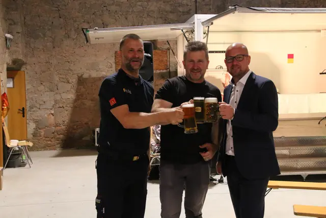 v. l. FF-Kommadant Nikolaus Erdt, Diakon Marinko Kelava und Vizebürgermeister Norbert Schelakovsky 