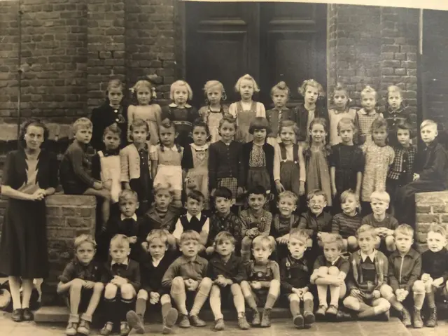 1951 - Meine einstige, stark, besuchte Grundschulklasse - ich, die vierte von links, in der zweiten Reihe von oben - gekampelt und geschnäuzt mit traditionellen Zöpfen und weißer Schürze!