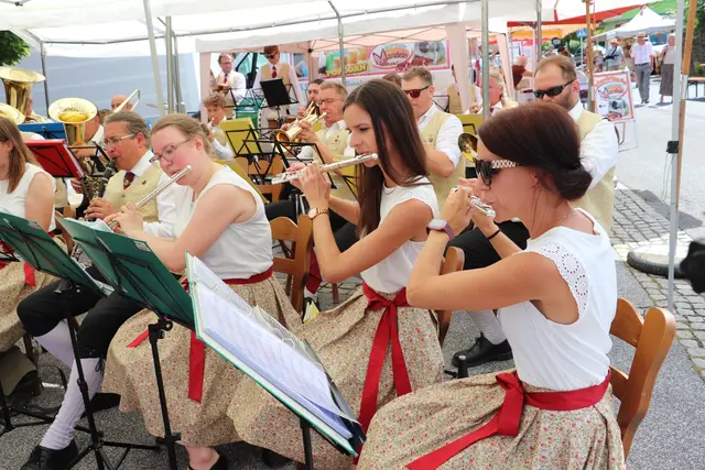 Im schicken sommerlichen Outfit präsentierten sich die Damen der Trachtenkapelle Dobl beim Kirta, der zugleich der Tag der Blasmusik in Dobl-Zwaring ist.   | Foto: Edith Ertl