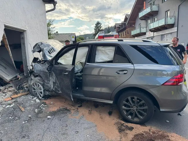 In Telfs kollidiert ein Fahrzeug mit zwei weiteren Pkws und kracht anschließend in ein Wohnhaus. | Foto: FB/ FF Telfs