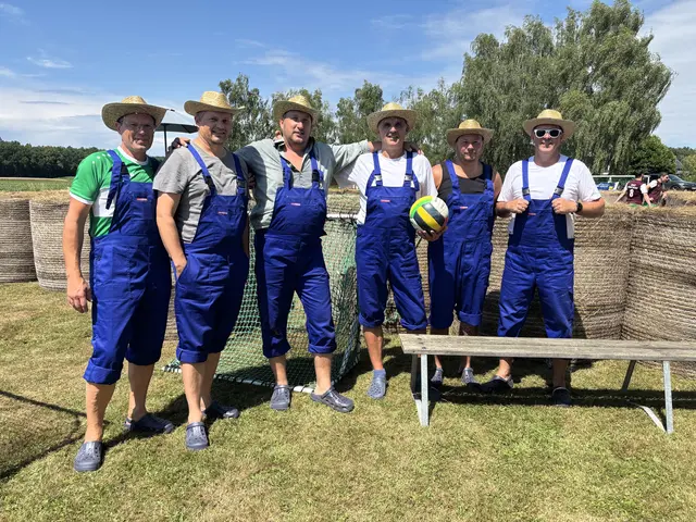 Mit einer besonders originellen Fußballkleidung lief die Gruppe Stiftung Wadentest auf: Sonnenhut, Latzhose und Clogs.  | Foto: Elisabeth Kloiber