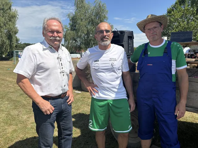 Auch Bürgermeister Edi Zach (links) schaute vorbei: Treff-Club-Obmann Köhlhofer, sportlicher Leiter Dietmar Entler.  | Foto: Elisabeth Kloiber