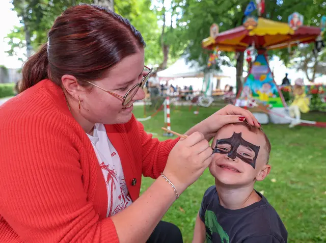 Nina und Tobias beim Kinderschminken.