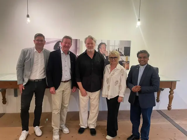 Vizebürgermeister Thorsten Unterberger, Bürgermeister Josef Müller, Schauspieler Michael Weger, Vizebürgermeisterin Ulrike Sauerschnig und Provisor Suresh Babu Meriga (von links) | Foto: Marktgemeinde Griffen