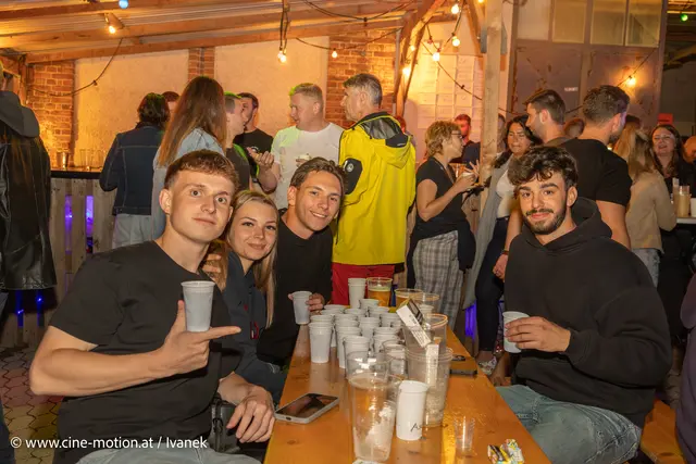 Happy-Hour time, da mußte man doch zugreifen (Wodka-Himbersaft-Mischung = Schiwasser). | Foto: www.cine-motion.at / Ivanek