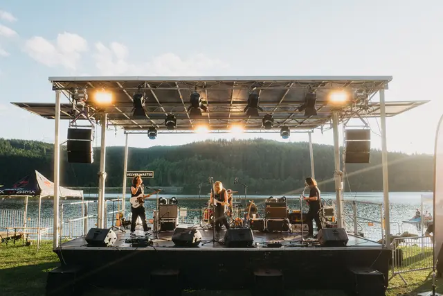 Die Bühne vor dem Stausee Soboth. | Foto: Kamera Kerl - Nussbaumer Tobias