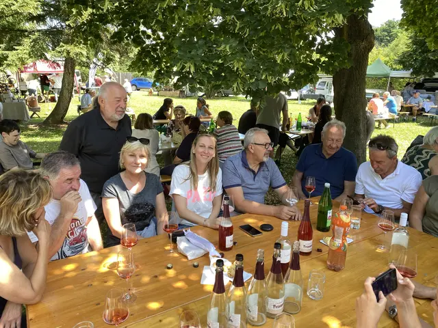 Beim Markt der Erde bleibt man auch gerne einmal länger sitzen. | Foto: Gesa Buzanich