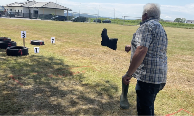 Vizebürgermeister Georg Pataki zeigte im Gummistiefel-Werfen seine Künste. | Foto: Elisabeth Kloiber