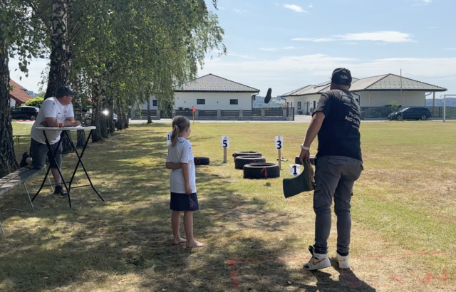 Neben dem Soccer-Turnier konnte man sich auch im Gummistiefel-Werfen beweisen.  | Foto: Elisabeth Kloiber