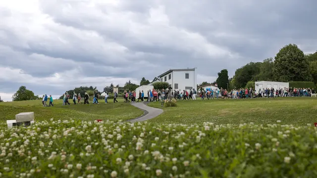 Über 100 Wanderlustige nahmen in Stegersbach an der abschließenden Abendwanderung entlang des Golfplatzes teil. | Foto: Robert Brünner