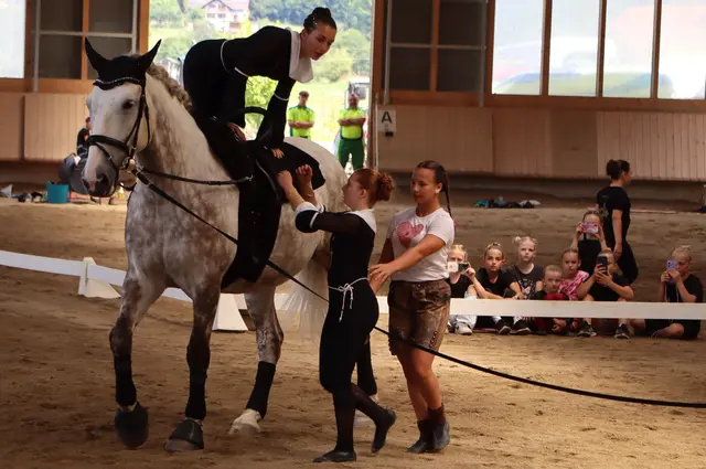 Auch Klosterschwestern machen auf dem Pferd eine gute Figur | Foto: Gerhard Langmann