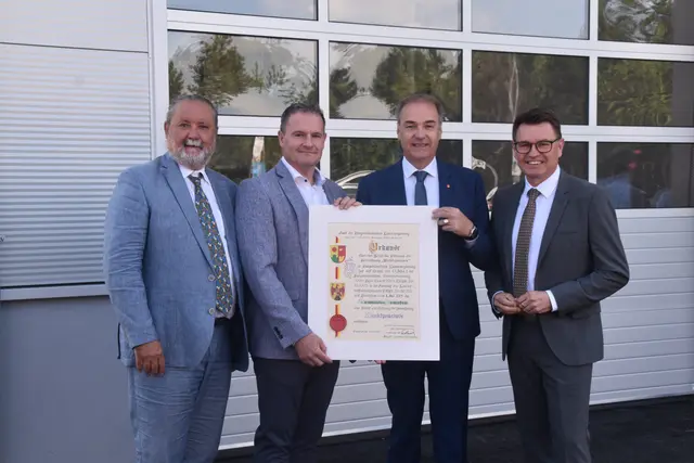 Bezirkshauptmann Peter Bubik, Bürgermeister Wolfgang Koller, Landesrat Leonhard Schneemann und Gemeindevertreterverbandspräsident Erich Trummer mit der Urkunde zur Markterhebung | Foto: Michael Strini