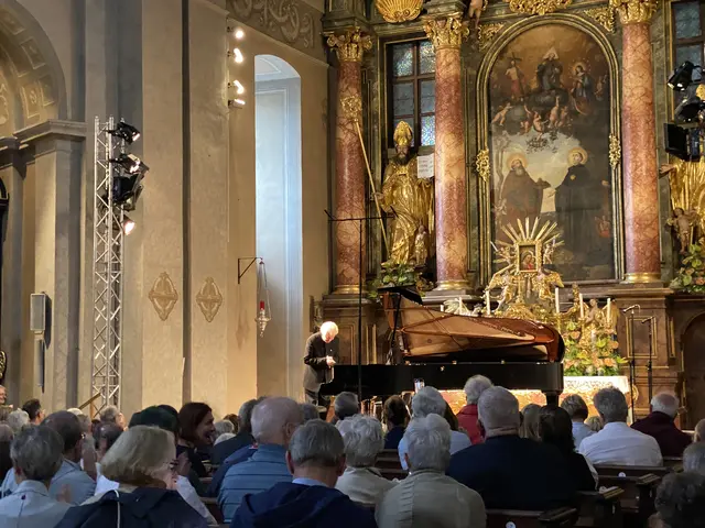 Volles Haus - oder vielmehr volle Pfarrkirsche Lockenhaus - bei den Eröffnungskonzerten mit Sir Andras Schiff | Foto: Gesa Buzanich