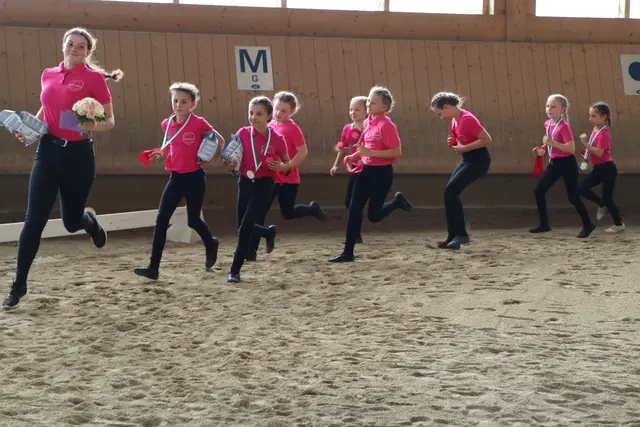 Verabschiedung der Teilnehmenden mit einer Ehrenrunde | Foto: Gerhard Langmann