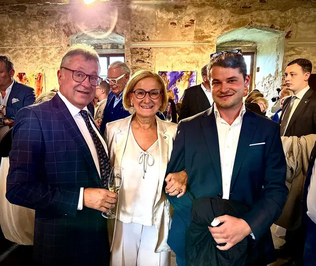 Bürgermeister Ing. Martin Falk, Landeshauptfrau Johanna Mikl-Leitner und Maximilian Falk bei der Premiere von La Traviata in der Oper Burg Gars. | Foto: Manuela Danzinger