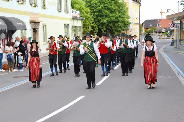 21 Musikvereine, im Bild Schölbing und Ebersdorf, konnten zum Bezirksmusikfest in Grafendorf begrüßt werden. | Foto: Alfred Mayer