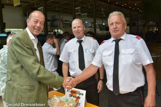 Bgm. Robert Schmierdorfer mit OBI Werner Bierbaum und Franz Küronja.  | Foto: Gerald Dreisieber