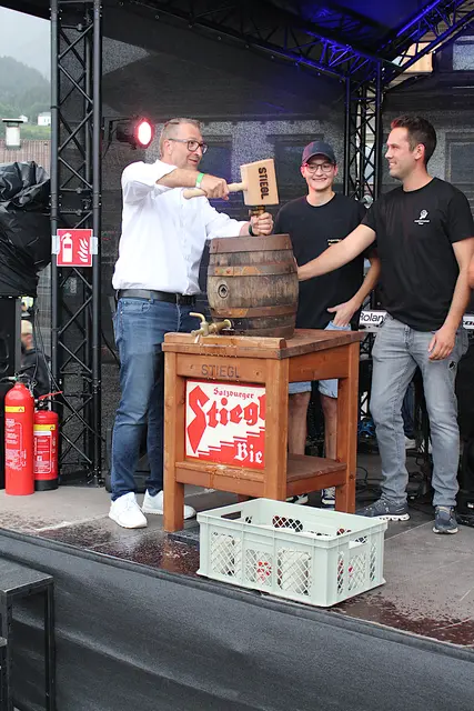 Gekonnter Bieranstich von Bgm Martin Plank