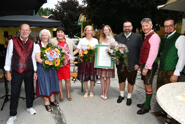 Ehrungen für 65 Jahre Hirschenwirt in Mühlen, v.l. Hermann, Roswitha Matschnigg, Manuela Khom, Gabriele und Martina Matschnigg, Bgm. Mario Pichler, Albert Brunner und Armin Bacher. | Foto: Anita Galler