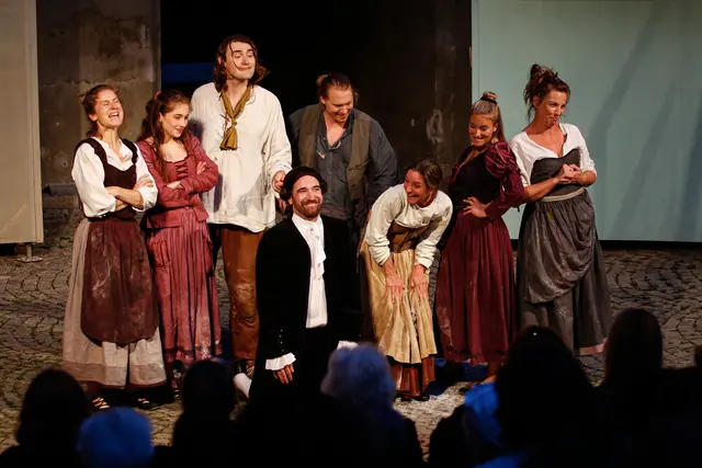 Venezianisches Lebensgefühl unter freiem Himmel: Das Ensemble der Gassenspiele Hall begeistert mit Goldonis „Campiello“ im Burghof Hasegg. | Foto: Andrea Weber-Stricker