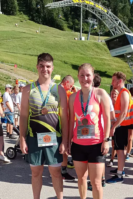 Victoria Desch und Paul Steindler nach dem Zieleinlauf im Zielstadion der Planai. | Foto: WSG