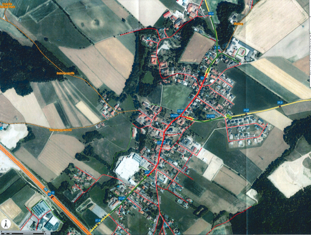 Auf der Ortsdurchfahrt von Weibern kommt es im Juli 2025 zu Sperren. Der Asphalt wird erneuert.  | Foto: Land OÖ/Doris