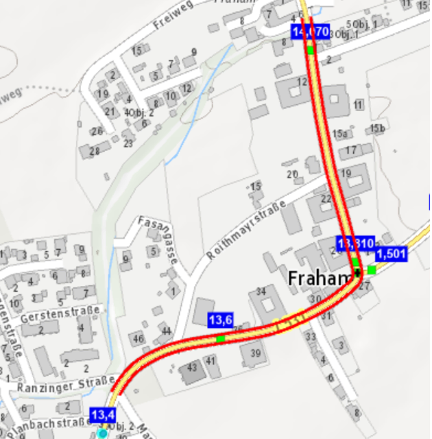 In diesem Straßenabschnitt bei Fraham müssen auf Basis des Wasserrechts zwei Regenrückhaltebecken
errichtet werden | Foto: Land OÖ