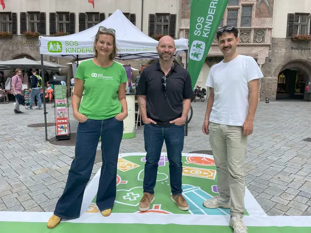 Gabriele Zimmermann (SOS-Kinderdorf), Christian Rudisch (Geschäftsleiter bei SOS-Kinderdorf), Mathias Schweighofer (SOS-Kinderdorf) setzen ein Zeichen in der Altstadt in Innsbruck. | Foto: © SOS-Kinderdorf