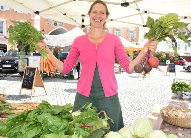 Frisches Gemüse und Bio-Produkte direkt vom Feld auf den Marktstand. | Foto: Herbert Schleich