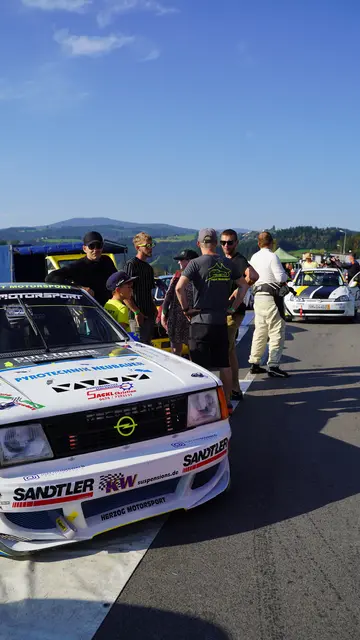 Fahrer und Fans tauschen sich vor dem ersten Trainingslauf aus. | Foto: M. Hausegger/judmotorsport