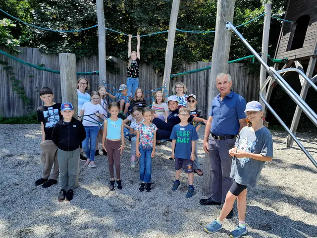 Hoheneichs Bürgermeister Manfred Zeilinger, Jugendgemeinderätin Ursula Eichhorn, Silke Kahl (Kleinregion) mit den teilnehmenden Kindern der Kleinregion Waldviertler StadtLand. | Foto: Kleinregion Waldviertler StadtLand