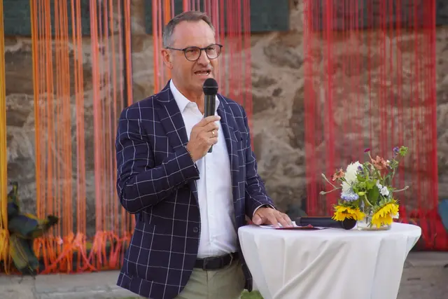 Bürgermeister Dominik Reisinger ermutigte zur Vielfalt und verteidigte auch das Anbringen der Regenbogenfahne am Gemeindeamt, das auch einige Kritiken einbarchte.  | Foto: Helmut Eder