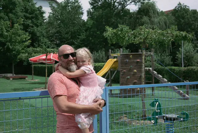 Gerhard Weninger mit Tochter Olivia vorm Spielplatz im "blub". Dahinter die kleinen Bäumchen, die irgendwann Schatten spenden sollen.  | Foto: Santrucek