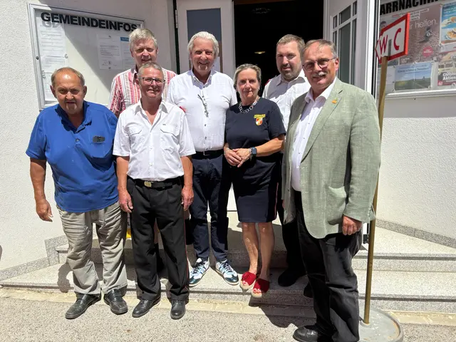 Zahlreiche Gäste kamen zum Feuerwehrfest nach Dietersdorf: Karl Riedmayer, Günter Schnötzinger, Alfred Babinsky, Christian Holzer und Richard Hogl mit Gottfried Helfer und Gabi Kynzl | Foto: Alexandra Goll